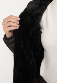 Born2be - Czarna Pikowana Kurtka z Kapturem o Dwustronnym Kroju Tahalia. Okazja: na spacer. Typ kołnierza: kaptur. Kolor: czarny. Materiał: poliester, futro, wełna, jeans, dzianina #6