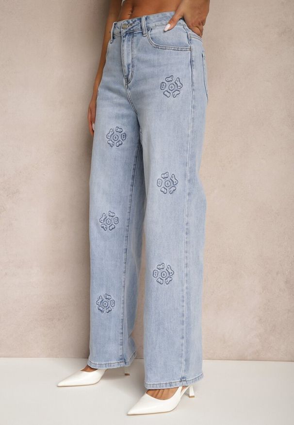 Renee - Niebieskie Szerokie Jeansy High Waist Zdobione Wzorem w Kwiaty Firedis. Okazja: na co dzień. Stan: podwyższony. Kolor: niebieski. Wzór: aplikacja, kwiaty. Sezon: wiosna, lato. Styl: casual, elegancki