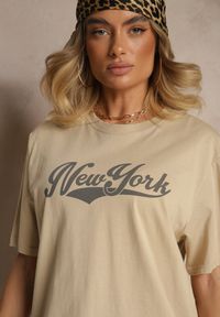 Renee - Ciemnobeżowa Bawełniana Koszulka z Napisem Evoriel. Okazja: na co dzień. Kolor: beżowy. Materiał: bawełna. Wzór: napisy. Styl: klasyczny, casual
