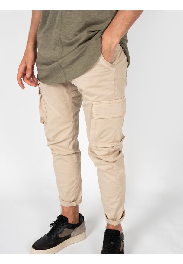 Xagon Spodnie "Cargo Pants" | P24032CR4036 | Mężczyzna | Beżowy. Okazja: na co dzień. Kolor: beżowy. Materiał: bawełna, elastan. Długość: długie. Styl: casual, elegancki