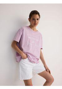 Reserved - T-shirt regular z nadrukiem - pastelowy róż. Kolor: różowy. Materiał: bawełna, dzianina. Wzór: nadruk