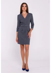 Stylove - Elegancka sukienka mini z dekoltem V i paskiem szara. Okazja: na spotkanie biznesowe. Kolor: szary. Materiał: tkanina. Styl: elegancki. Długość: mini #1