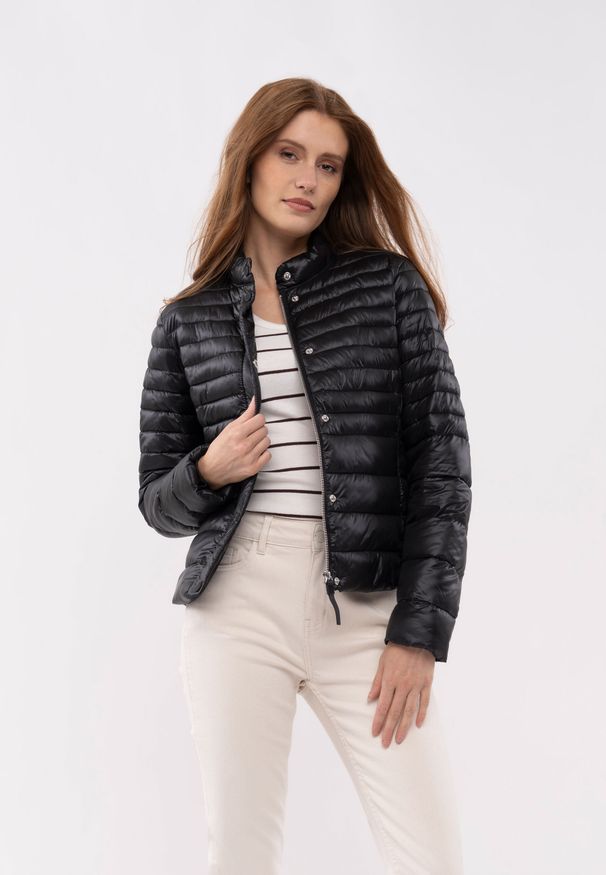 Volcano - Kurtka pikowana casual J-COMO. Okazja: na co dzień. Typ kołnierza: kołnierzyk stójkowy. Kolekcja: plus size. Kolor: czarny. Materiał: materiał, poliamid, puch. Wzór: kwiaty. Styl: casual