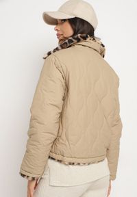 Born2be - Beżowa Pikowana Kurtka Dwustronna ze Stójką i Ściągaczem z Futerkiem w Panterkę Cesila. Okazja: na co dzień. Typ kołnierza: kołnierzyk stójkowy. Kolor: beżowy. Materiał: futro. Długość rękawa: długi rękaw. Długość: długie. Wzór: motyw zwierzęcy. Styl: casual, klasyczny #5