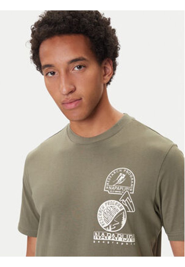 Napapijri T-Shirt S-Funes Ss NP0A88UA Khaki Regular Fit. Kolor: brązowy. Materiał: bawełna