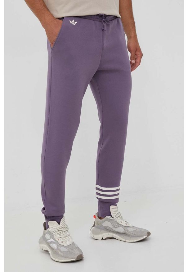 adidas Originals spodnie dresowe kolor fioletowy z aplikacją. Kolor: fioletowy. Materiał: dresówka. Wzór: aplikacja