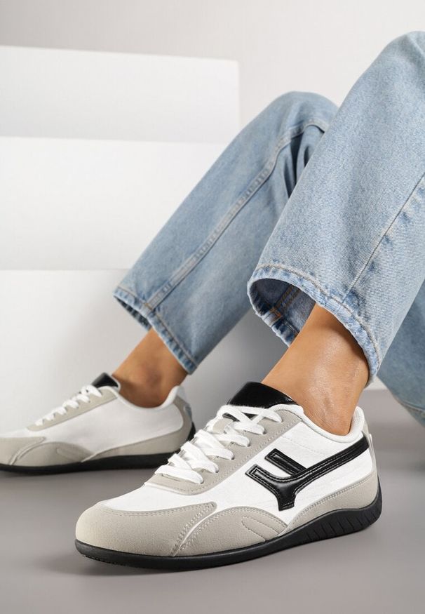 Born2be - Białe Sneakersy Ozdobione Geometrycznym Wzorem Arulia. Okazja: na co dzień, na spacer. Kolor: biały. Materiał: jeans. Wzór: aplikacja, geometria. Sport: turystyka piesza