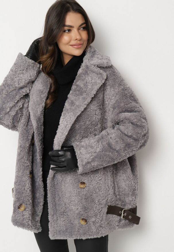 Born2be - Szara Kurtka z Futerka Typu Baranek o Dwurzędowym Kroju z Ozdobnymi Paskami Nikina. Okazja: na co dzień. Kolor: szary. Materiał: futro. Styl: elegancki, casual