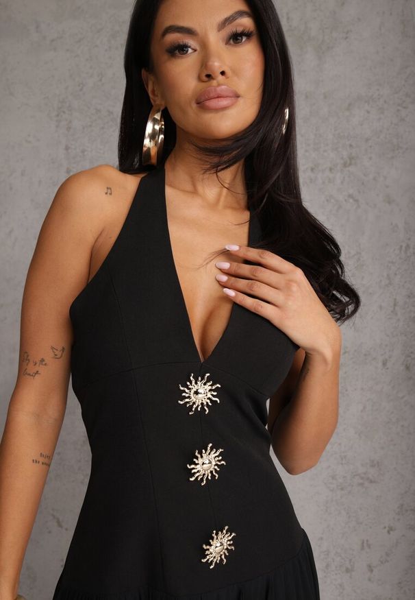 Renee - Czarna Sukienka z Dekoltem Halter i Ozodbymi Guzikami z Przodu Nesia. Typ kołnierza: dekolt halter. Kolor: czarny