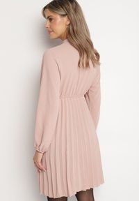 Born2be - Różowa Plisowana Sukienka z Ozdobnym Wiązaniem i Gumką w Talii Melondria. Okazja: na spotkanie biznesowe, na imprezę. Kolor: różowy. Długość rękawa: długi rękaw. Sezon: lato. Styl: biznesowy #4