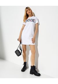 Versace Jeans Couture - VERSACE JEANS COUTURE - Biała sukienka mini z logo. Kolor: biały. Materiał: bawełna. Wzór: kolorowy, kwiaty. Długość: mini #4