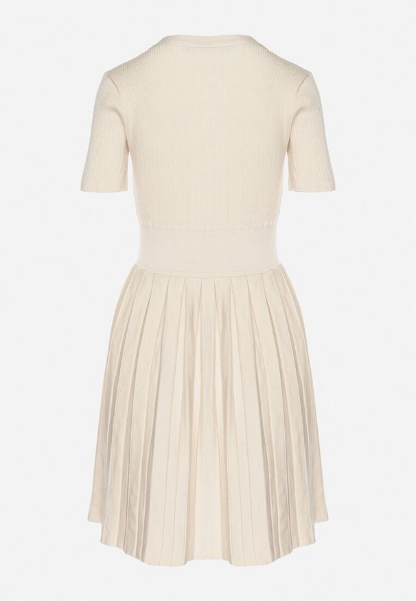 Born2be - Jasnobeżowa Sukienka z Wiskozy o Rozkloszowanym Kroju z Plisami i Guzikami Alusena. Okazja: na co dzień. Kolor: beżowy. Materiał: wiskoza. Typ sukienki: rozkloszowane. Styl: casual, elegancki