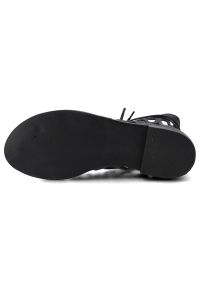 Czarne Sandały Carinii Buty Damskie Obuwie Na Lato. Okazja: na co dzień. Kolor: czarny. Materiał: skóra. Wzór: aplikacja. Sezon: lato. Obcas: na obcasie. Styl: boho, casual. Wysokość obcasa: niski #3