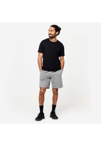 DOMYOS - Koszulka z krótkim rękawem męska Domyos Gym & Pilates 500 slim. Kolor: czarny. Materiał: bawełna, materiał, poliester, elastan. Długość rękawa: krótki rękaw. Długość: krótkie. Sport: joga i pilates