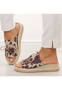 Beżowa krowa skórzane klapki damskie na platformie T.Sokolski 154. Kolor: beżowy. Materiał: skóra. Wzór: aplikacja. Sezon: wiosna, lato. Obcas: na platformie. Styl: klasyczny #1