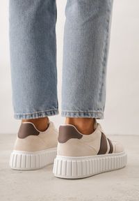 Renee - Beżowe Sneakersy na Tłoczonej Platformie Ozdobione Dwoma Paskami Hesaia. Okazja: na co dzień. Zapięcie: pasek. Kolor: beżowy. Materiał: jeans. Wzór: aplikacja. Obcas: na platformie #4
