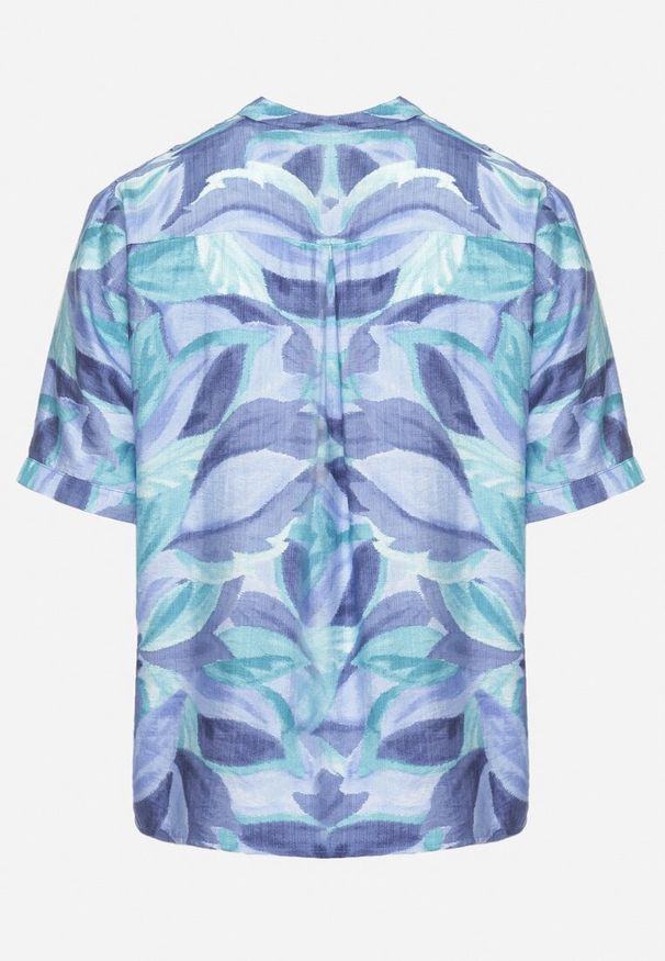 Born2be - Niebieska Bluzka w Abstrakcyjny Wzór z Guzikami i Koronkowymi Wstawkami Aidavla. Okazja: na spacer. Typ kołnierza: dekolt w kształcie V. Kolekcja: plus size. Kolor: niebieski. Długość: krótkie. Wzór: koronka. Materiał: koronka. Długość rękawa: krótki rękaw. Sezon: lato, wiosna