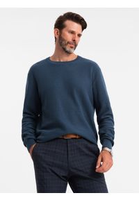Ombre Clothing - Męski sweter RELAXED FIT z dzianiny o diamentowym splocie – granatowy V2. Okazja: na co dzień. Kolor: niebieski. Materiał: dzianina. Wzór: ze splotem. Styl: casual, klasyczny #1