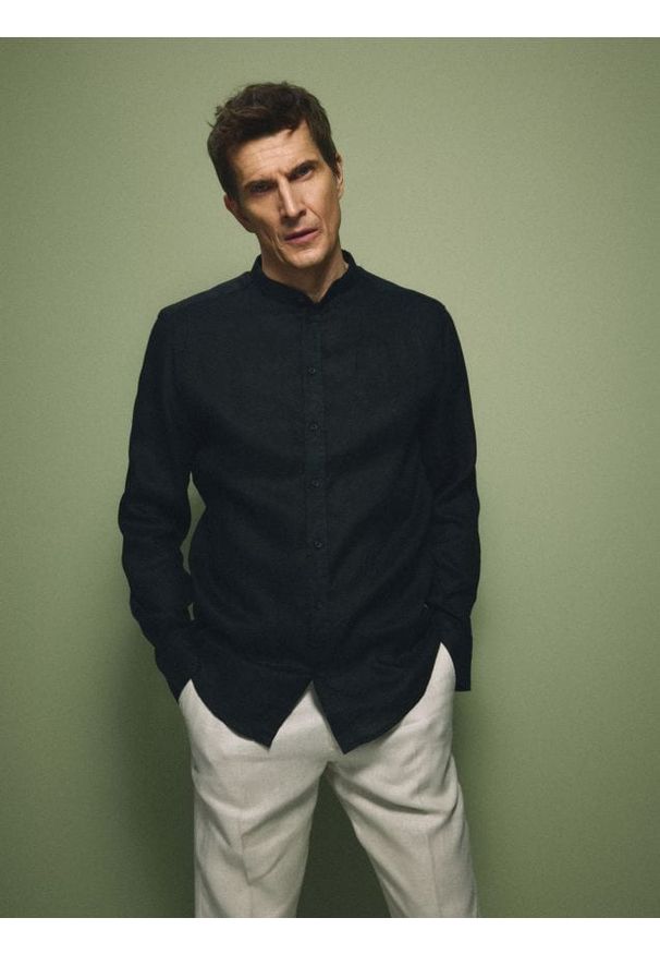 Reserved - Lniana koszula regular fit - czarny. Kolor: czarny. Materiał: len