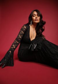 Renee - Czarna Dopasowana Sukienka Zdobiona Koronką z Rozszerzanym Dołem Hannalis. Okazja: na imprezę. Kolor: czarny. Materiał: koronka. Wzór: koronka, aplikacja. Typ sukienki: dopasowane. Styl: elegancki #1