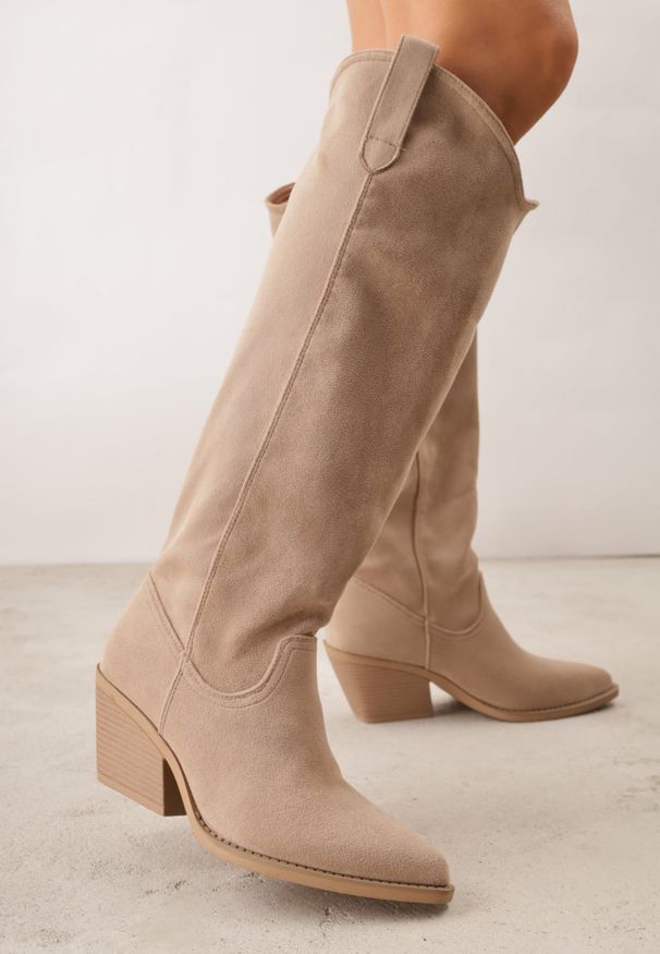 Renee - Ciemnobeżowe Kozaki Kowbojki na Stożku z Gładką Cholewką z Imitacji Zamszu Halille. Kolor: beżowy. Materiał: zamsz. Szerokość cholewki: normalna. Wzór: gładki. Obcas: na stożku. Styl: street, elegancki