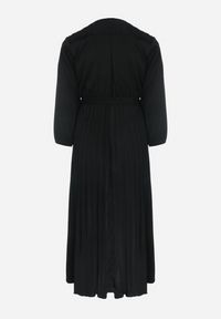 Born2be - Czarna Sukienka Maxi z Gumką w Pasie i Kopertowym Dekolcie Bertrama. Typ kołnierza: dekolt kopertowy. Kolor: czarny. Materiał: materiał. Typ sukienki: kopertowe. Długość: maxi #5