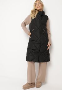 Born2be - Czarna Pikowana Kamizelka o Długim Kroju ze Stójką i Kieszeniami Avatheia. Okazja: na co dzień. Typ kołnierza: kołnierzyk stójkowy. Kolor: czarny. Materiał: jeans. Długość: długie. Wzór: aplikacja. Styl: klasyczny, casual, elegancki #1