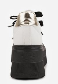 Renee - Biało-Czarne Sneakersy Vices na Płaskiej Podeszwie z Metalicznymi Ozdobami i Sznurowaniem Neladith. Kolor: biały. Materiał: jeans. Wzór: aplikacja. Obcas: na płaskiej podeszwie #8