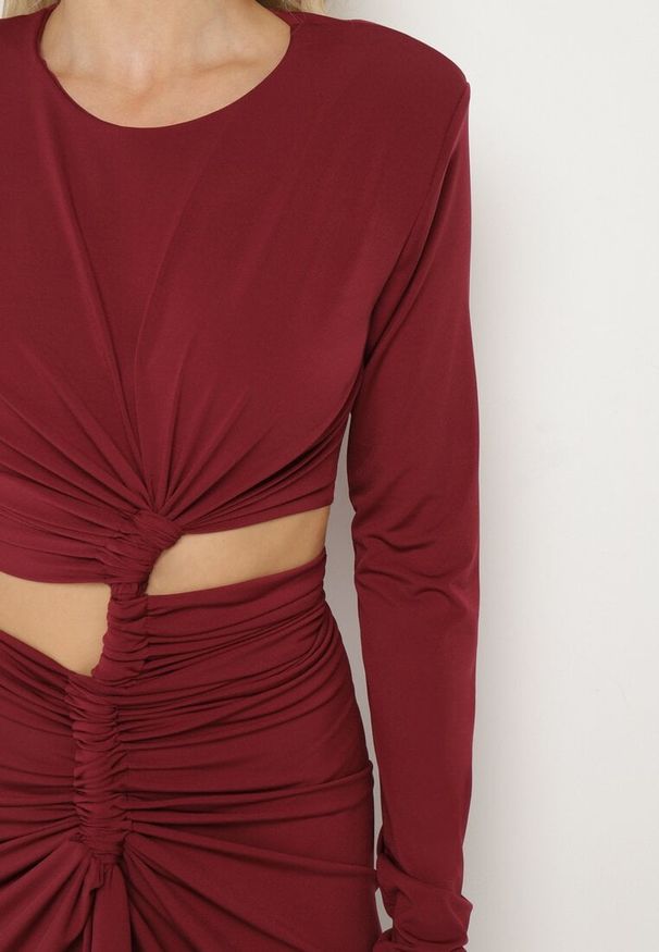 Born2be - Bordowa Sukienka Koktajlowa Ozdobiona Wycięciem Marszczeniem w Talii i Rozcięciem na Nogę Ilizia. Okazja: na imprezę. Kolor: czerwony. Wzór: aplikacja. Typ sukienki: proste. Styl: wizytowy