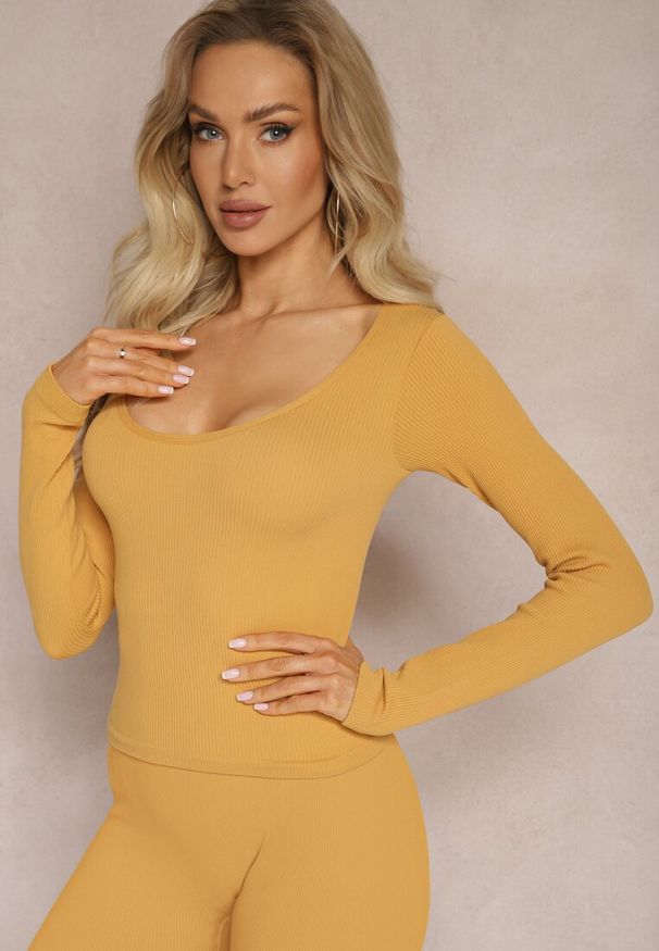 Renee - Żółta Dopasowana Bluzka w Prążki o Krótkim Kroju Elowenia. Kolor: żółty. Długość: krótkie. Wzór: prążki. Styl: sportowy