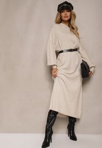 Renee - Jasnobeżowa Pudełkowa Sukienka z Wiskozą i Półgolfem Salindra. Kolor: beżowy. Materiał: wiskoza. Styl: elegancki