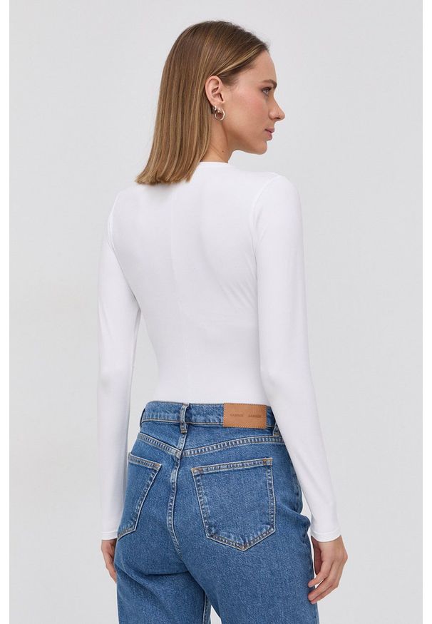 Spanx - Longsleeve modelujący SLEEVE V-NECK BODYSUIT. Kolor: biały. Materiał: materiał