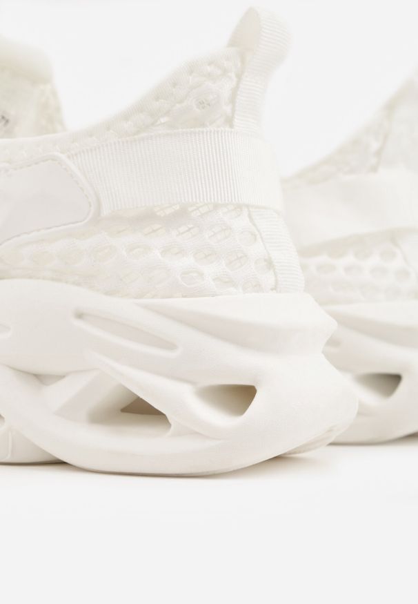 Born2be - Białe Siateczkowe Buty Sportowe Sneakersy na Grubej Tłoczonej Podeszwie Telarienna. Okazja: na co dzień. Zapięcie: sznurówki. Kolor: biały. Materiał: jeans. Obcas: na platformie