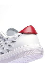 MONCLER - Białe tenisówki New Monaco. Nosek buta: okrągły. Zapięcie: sznurówki. Kolor: biały. Materiał: guma. Wzór: ażurowy, nadruk. Sport: tenis