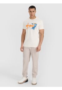 4f - 4F T-shirt regular z nadrukiem męski - beżowy M. Okazja: na co dzień. Kolor: beżowy. Materiał: bawełna, jersey, materiał. Długość rękawa: krótki rękaw. Długość: krótkie. Wzór: nadruk. Styl: sportowy, casual, klasyczny