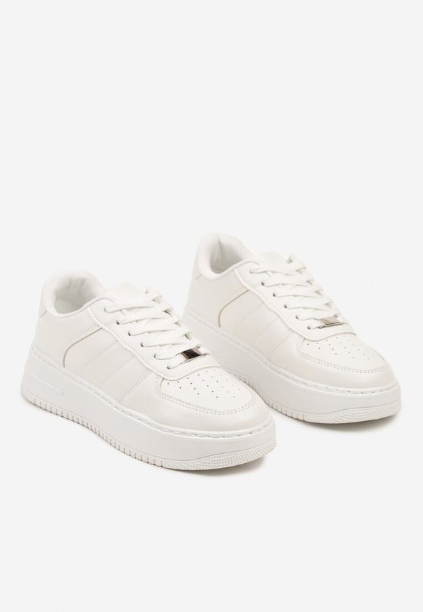 Renee - Białe Casualowe Płaskie Sneakersy Wykończone Perforacją Vlineara. Okazja: na co dzień. Kolor: biały. Materiał: jeans. Obcas: na obcasie. Wysokość obcasa: niski