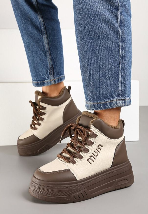 Renee - Beżowo-Brązowe Sneakersy na Grubej Podeszwie Mocno Ocieplane Futrem Leavinael. Okazja: na co dzień. Kolor: beżowy. Materiał: futro. Wzór: napisy. Obcas: na obcasie. Wysokość obcasa: średni