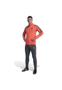 Adidas - Dresy Bayern Monachium 2025/26. Kolor: pomarańczowy. Materiał: dresówka. Sport: piłka nożna #1