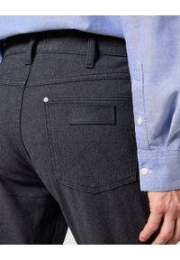 Wrangler - WRANGLER MĘSKIE SPODNIE MATERIAŁOWE GREENSBORO CHARCOAL 112358042 W15Q014757. Materiał: materiał #4