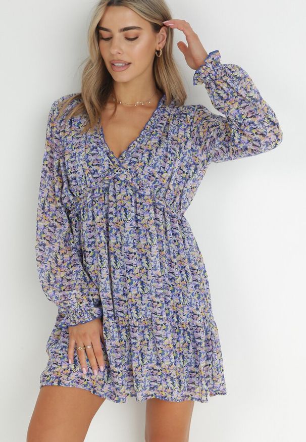 Born2be - Niebiesko-Fioletowa Sukienka Mini z Falbanką i Gumką w Pasie Annis. Okazja: na co dzień. Typ kołnierza: dekolt w kształcie V, kołnierz z falbankami. Kolor: niebieski. Długość rękawa: długi rękaw. Styl: elegancki, casual. Długość: mini