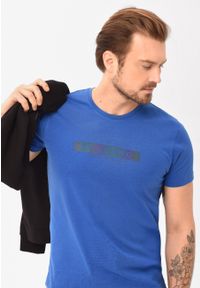 Volcano - Bawełniany t-shirt T-HOLOGRAM. Okazja: na co dzień. Kolor: niebieski. Materiał: bawełna. Długość rękawa: krótki rękaw. Długość: krótkie. Wzór: napisy, nadruk. Styl: klasyczny, casual #1