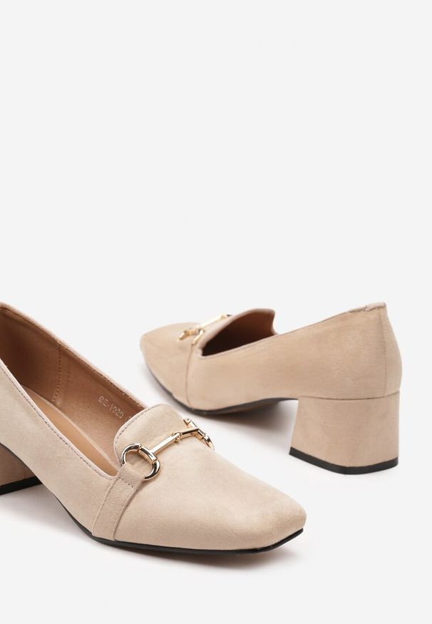 Renee - Beżowe Czółenka w Stylu Mokasynów na Słupku z Metalową Klamrą Sunika. Okazja: do pracy. Zapięcie: klamry. Kolor: beżowy. Obcas: na słupku. Styl: elegancki