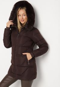 Born2be - Brązowa Pikowana Kurtka z Kapturem z Futerkiem Nenadria. Okazja: do pracy, na co dzień, na spotkanie biznesowe. Typ kołnierza: kaptur. Kolor: brązowy. Materiał: futro. Wzór: aplikacja. Styl: casual, biznesowy #7