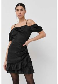 Guess sukienka kolor czarny mini prosta. Okazja: na co dzień. Kolor: czarny. Materiał: tkanina. Długość rękawa: na ramiączkach. Typ sukienki: proste. Styl: casual. Długość: mini