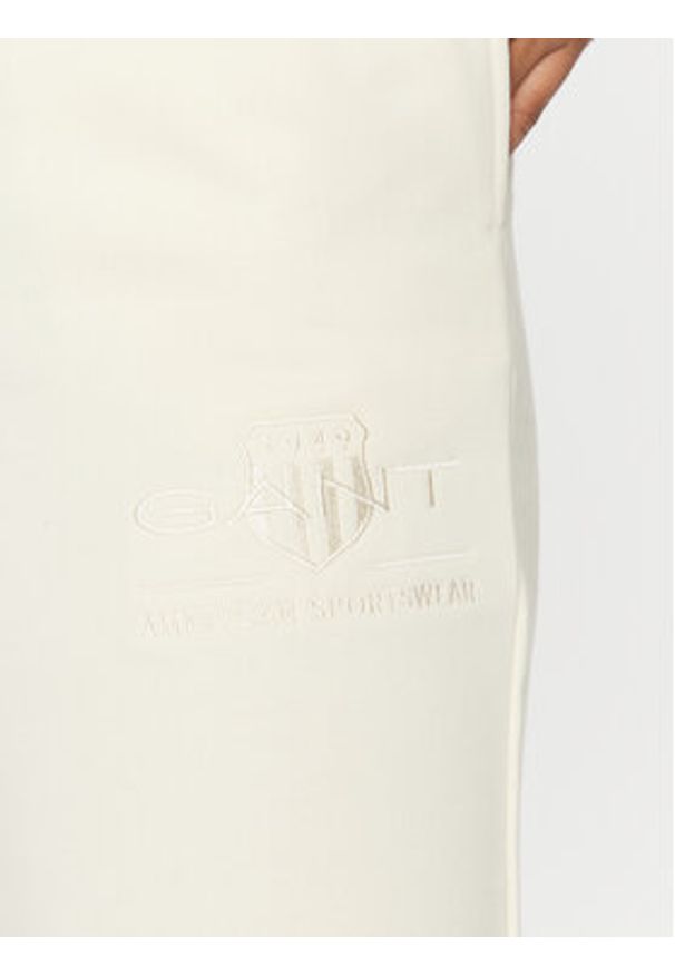 GANT - Gant Spodnie dresowe Reg Tonal Shield 4200709 Écru Regular Fit. Materiał: bawełna