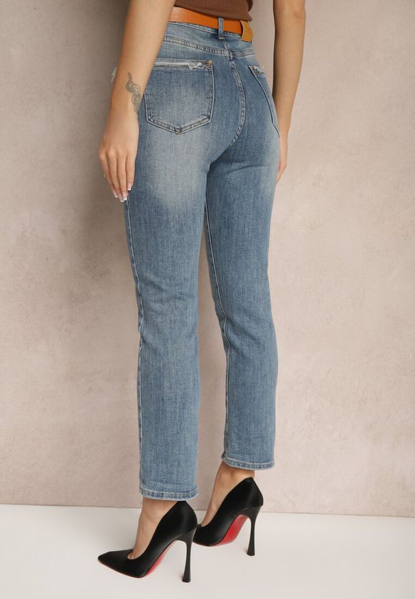 Renee - Niebieskie Jeansy o Kroju Regular Fit z Dodatkowym Ozdobnym Paskiem Delalithra. Okazja: na co dzień. Kolor: niebieski. Styl: klasyczny, elegancki, casual