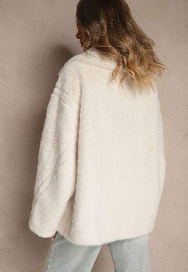 Renee - Biała Dwurzędowa Kurtka Futerko o Fasonie Oversize Manella. Okazja: na co dzień. Kolor: biały. Materiał: futro. Wzór: aplikacja. Styl: casual