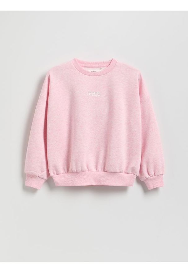 Reserved - Bluza z haftowanym napisem - różowy. Kolor: różowy. Materiał: dzianina, bawełna. Wzór: napisy, haft