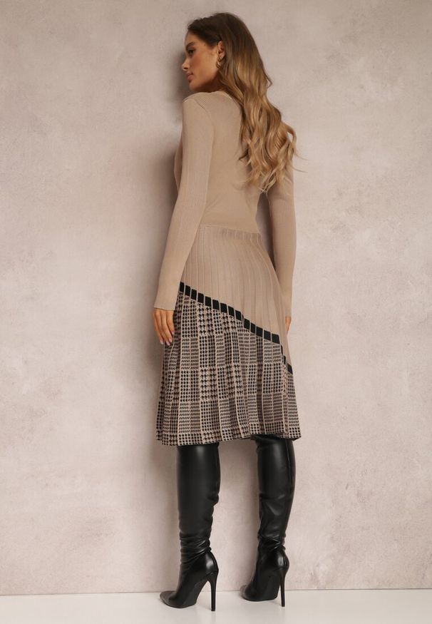 Renee - Beżowa Sukienka z Wiskozy z Plisowanym Dołem Dellusha. Kolor: beżowy. Materiał: wiskoza. Styl: klasyczny