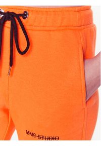 MMC STUDIO - MMC Studio Spodnie dresowe Dora Pomarańczowy Relaxed Fit. Kolor: pomarańczowy. Materiał: bawełna